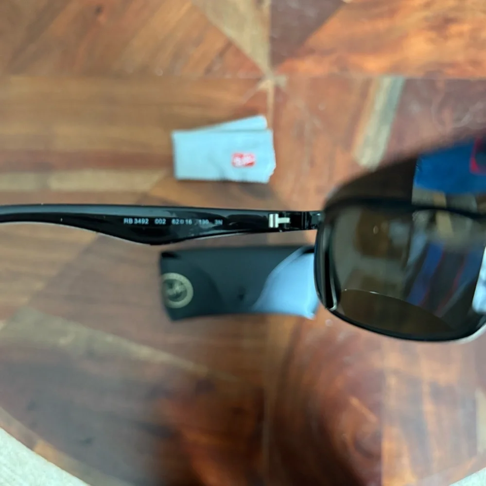 Like new Ray-Ban sunglasses :: black RB3492 - Picture 7 of 8